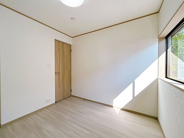【リフォーム済写真】2階西側4.5帖洋室写真です。クッションフロアを張り、天井、壁はクロス張替えをしました。