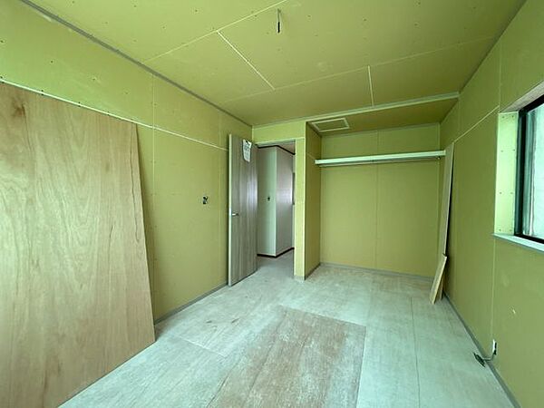 名張市立美旗 【リフォーム中写真】2階東側6帖洋室の別角度写真です。南側、東側に窓があり日当たり良好です。 900m