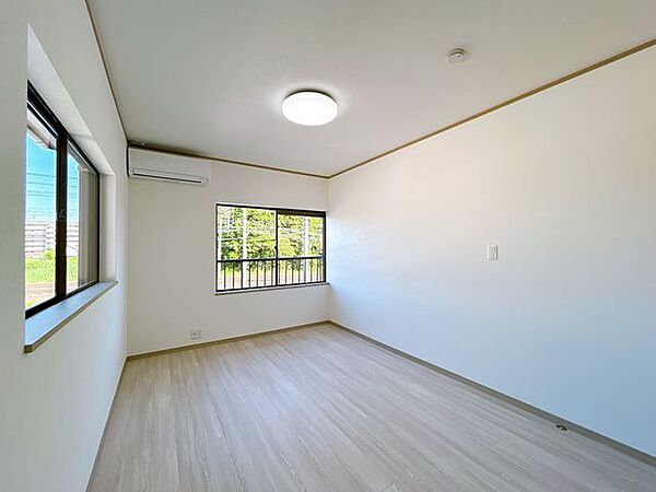 【リフォーム済写真】2階東側6帖洋室の別角度写真です。南側、東側に窓があり日当たり良好です。