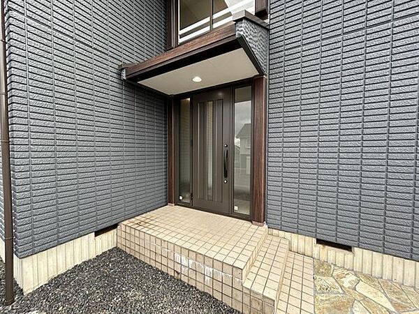 【リフォーム済】玄関ドアは新品に交換しました。玄関ドアを交換することでおしゃれな外壁を活かした立派な外観に仕上がっています。