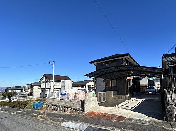 【リフォーム済】外観写真です。ミサワホーム様施工の住宅で駐車4台内2台カーポート付きのお家になります。外観については外壁・屋根塗装を行い玄関ドアも新品に交換しました。