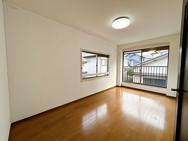 【リフォーム済】2階北側洋室約6帖です。天井・壁はクロス張替えを行い床はクリーニングを行いました。※壁は一部塗装を行いました。2面採光の明るいお部屋になっております。