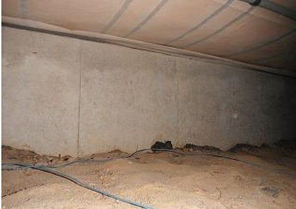 中古住宅の3大リスクである、雨漏り、主要構造部分の欠陥や腐食、給排水管の漏水や故障を2年間保証します。その前提で床下まで確認の上でリフォームし、シロアリの被害調査と防除工事もおこないました。