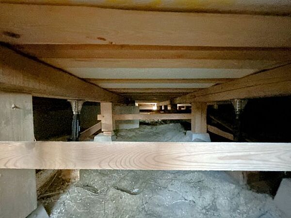 中古住宅の3大リスクである、雨漏り、主要構造部分の欠陥や腐食、給排水管の漏水や故障を2年間保証します。その前提で床下まで確認の上でリフォームし、シロアリの被害調査と防除工事もおこないます。