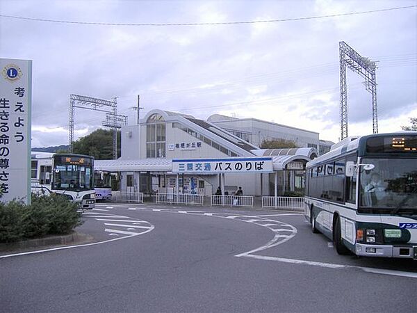 近鉄大阪線「桔梗が丘」駅まで約360m、徒歩約5分の好立地です。毎日の通勤・通学にも便利で、電車利用が多いご家庭にとって大きな魅力となるアクセス環境です。 1300m