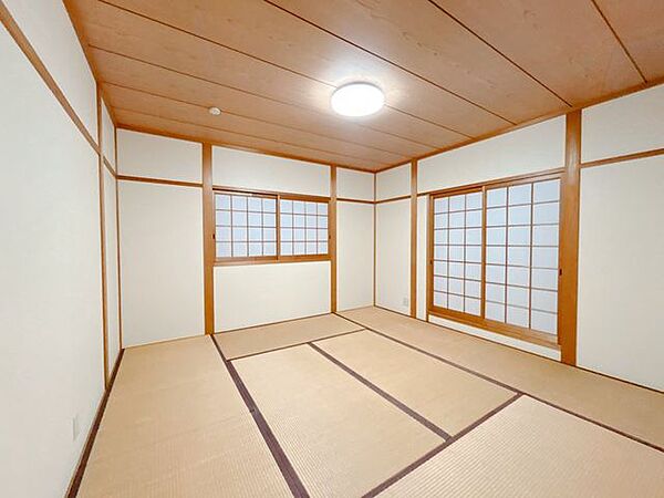【リフォーム済写真】2階8畳の和室は、障子・ふすまを張り替え、照明器具も新しく交換しております。和の温かみを残しつつ、清潔感のある心地よい空間に生まれ変わりました。客間としてはもちろん、多目的に使え…