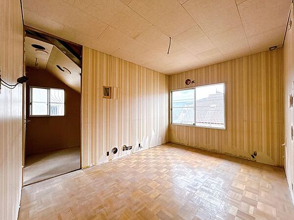 【リフォーム中】2階東側洋室約6帖です。天井・壁はクロス張替えを行い床はクッションフロアを重張りします。