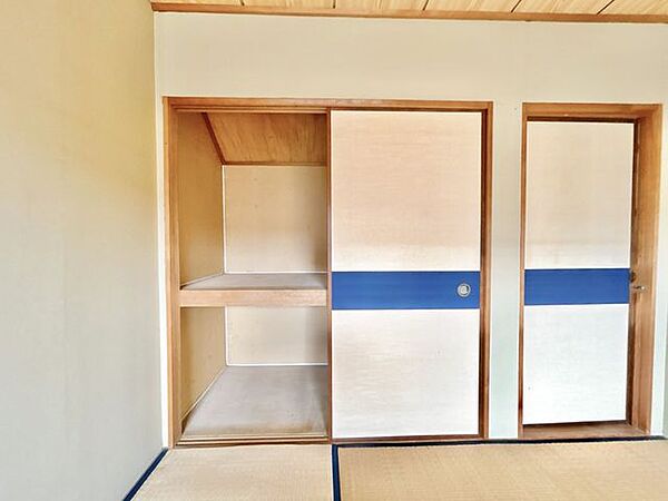 【リフォーム前】2階西側洋室約6帖収納写真です。クローゼットに新品交換いたします。