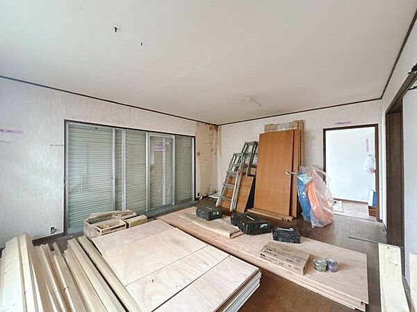 【リフォーム中写真】リビングの写真です。床はフローリング張り替え、クロス張替えを行います。ご家財は撤去いたします。
