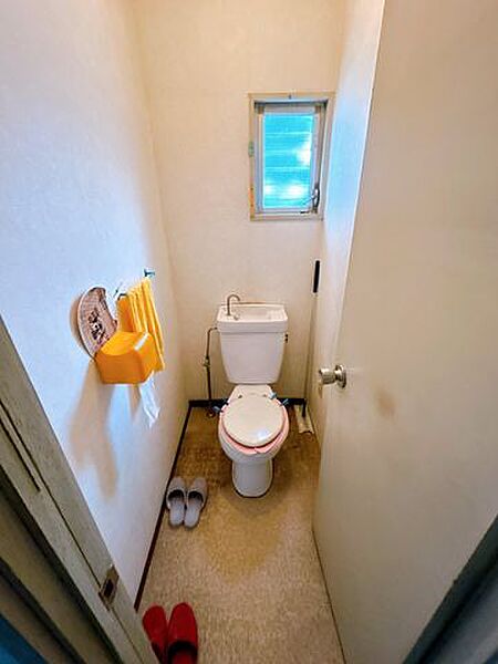 【リフォーム中写真】温水洗浄便座に新品交換いたします。