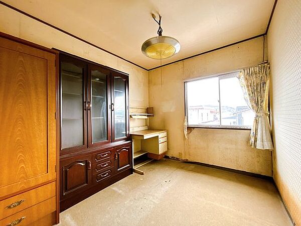 【リフォーム前写真】2階南東側洋室の写真です。こちらもフローリング張り替え、天井壁クロス張替えを行います。ご家財は撤去いたします。