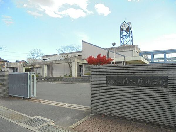 名張市立百合が丘小学校 徒歩12分。百合が丘小学校約900ｍ（徒歩12分）。