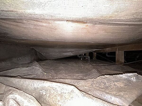 中古住宅の3大リスクである、雨漏り、主要構造部分の欠陥や腐食、給排水管の漏水や故障を2年間保証します。その前提で床下まで確認し、シロアリの被害調査と防除工事もおこないます。
