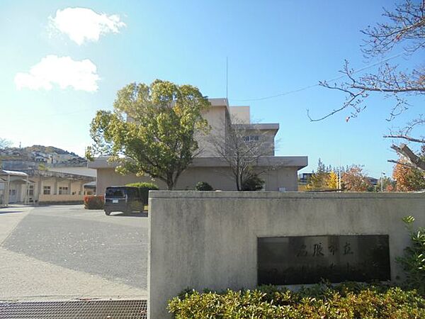 名張市立つつじが丘小学校 つつじが丘小学校まで420ｍ徒歩で約6分です。