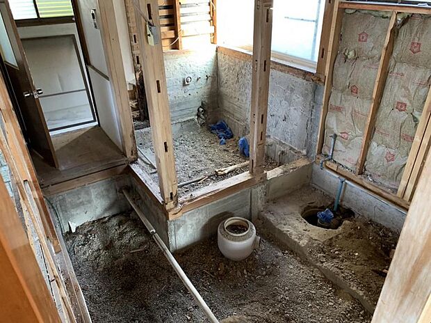 中古住宅の3大リスクである、雨漏り、主要構造部分の欠陥や腐食、給排水管の漏水や故障を2年間保証します。その前提で床下まで確認の上でリフォームし、シロアリの被害調査と防除工事もおこないました。