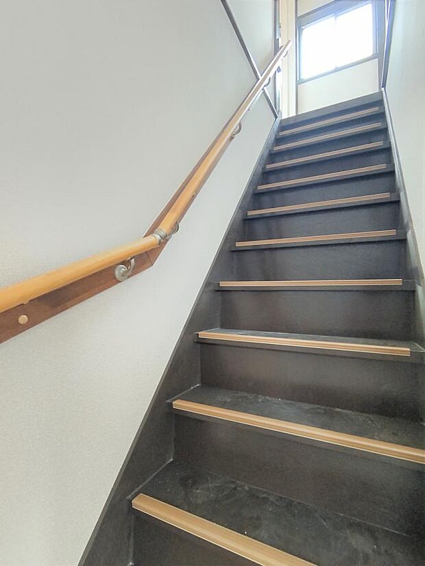 【リフォーム中】2階に続く階段です。お子様やご高齢の方に配慮して、新品の手すりを設置しました。事故の起こりやすい階段の昇降を、より安全にできるように最大限配慮しています。 
