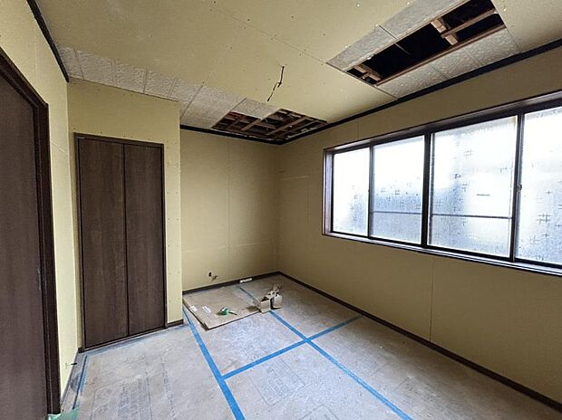 【リフォーム中】1階7帖の洋室の写真です。床はフローリングに張替えます。天井や壁のクロスの張替え、照明の交換も行う予定です。
