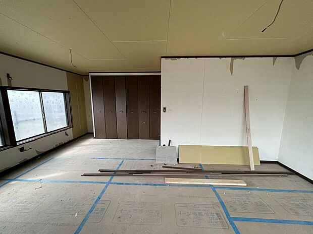 【リフォーム中】2階15帖洋室の別角度の写真です。床はフローリングの重ね張り、天井や壁のクロスの張替えを行う予定です。