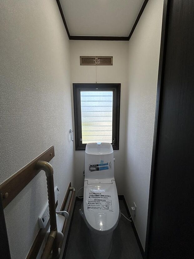 【同仕様写真】トイレはLIXIL製の温水洗浄機能付きに新品交換します。キズや汚れが付きにくい加工が施してあるのでお手入れが簡単です。直接肌に触れるトイレは新品が嬉しいですよね。