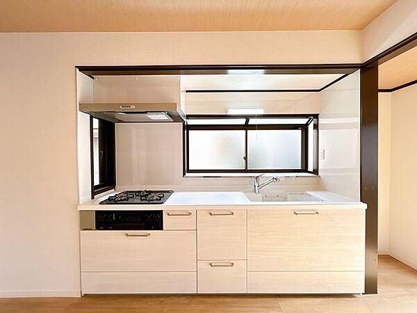 【リフォーム済】キッチンは永大産業製の新品に交換しました。水はねを抑える静音シンクを標準採用しています。