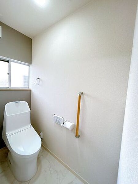 【リフォーム済】トイレはLIXIL製の温水洗浄機能付きに新品交換しました。キズや汚れが付きにくい加工が施してあるのでお手入れが簡単です。直接肌に触れるトイレは新品が嬉しいですよね。