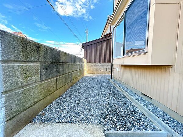 【リフォーム済】外構は一周砕石を新たに敷く工事を行いました。