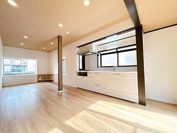 【リフォーム済】リビングの別角度の写真です。2部屋を繋げてLDKを作成しました。床のフローリングは張替えし、天井と壁のクロスを張り替えました。また、ダウンライト新設、アクセントクロスを使った天井の張…