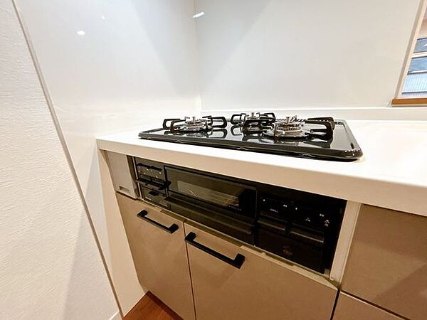 【リフォーム済】新設したキッチンのコンロは3口タイプです。同時に複数の料理ができるので忙しい時の強い味方です