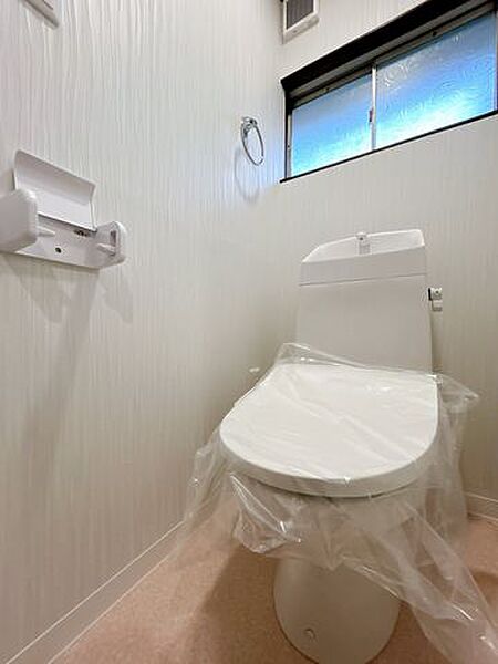 【リフォーム済】トイレを新品に交換しました。床はクッションフロア張替、扉新品交換、壁天井クロス張替と照明交換を実施しています