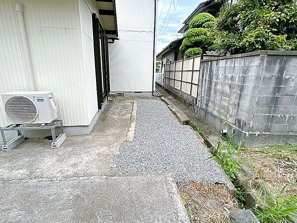 【リフォーム済】住宅後ろ側の花壇は撤去して、砂利引きを行いました。すっきりとした外観になりましたね。