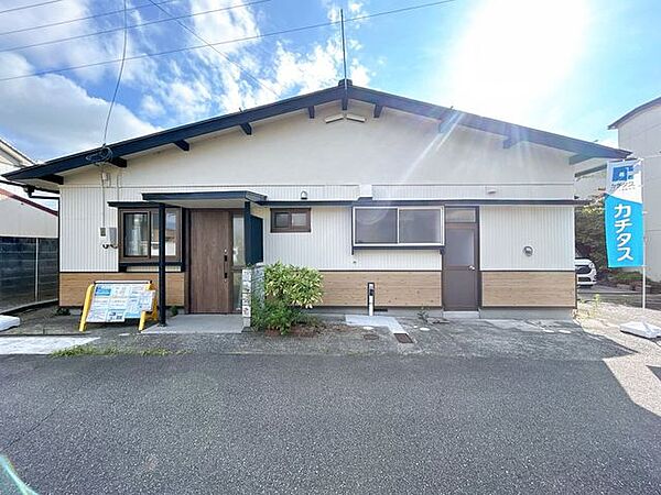 【リフォーム済】外壁塗装を行いました。板金仕上げを追加しおしゃれになりました。駐車場も整備し、車3台普通車2、軽1）停まります。