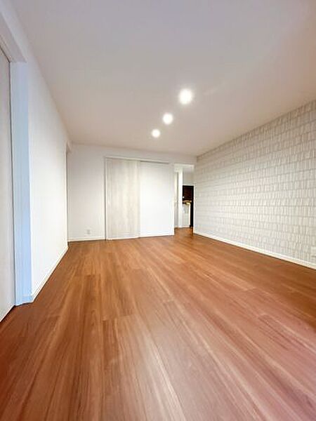 【リフォーム済】です。趣味部屋、洗濯もの干し、セカンドリビング等、多様な使い方ができる空間です