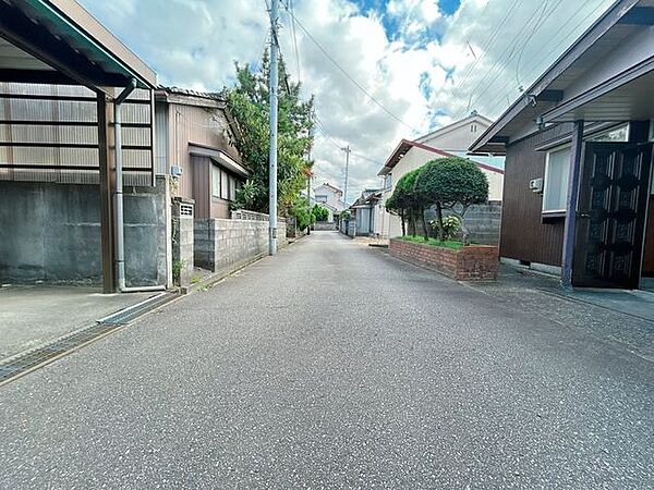 前面道路です。約4ｍ程の幅員があります。