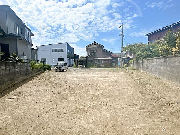 土地から道路方面を見た写真です道路からの間口が広くとれるので、駐車場の確保もしやすいですね。