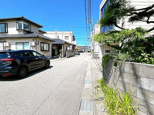 前面道路から大通りに出るところの写真です。