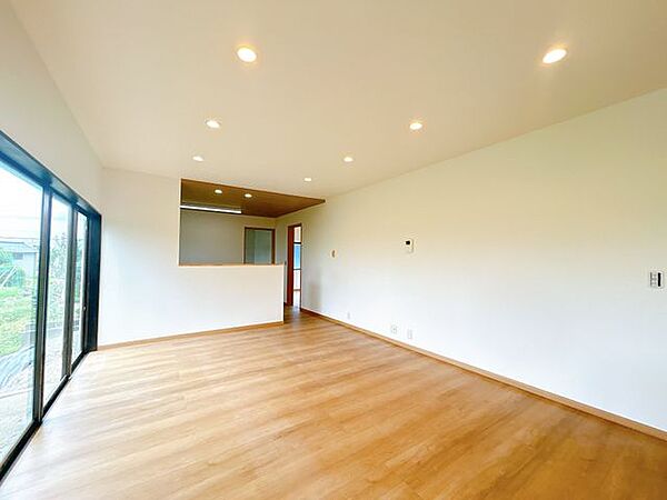 【リフォーム中】1階和室はLDKに取り込みました。床フローリング新規張替、照明交換、壁天井クロス張替、照明スイッチ交換、建具交換を実施
