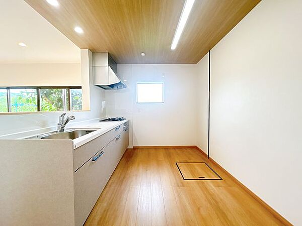 【リフォーム中】新品システムキッチンに交換しています。折り下げ天井は木目調の天井クロスを使用しております。