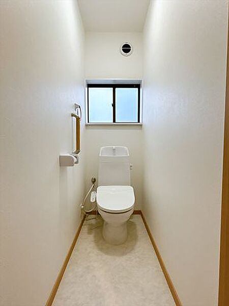 【リフォーム済】トイレはジャニス工業製の温水洗浄機能付きに新品交換しました。汚れが付きにくい加工が施してあるのでお手入れが簡単です。直接肌に触れるトイレは新品が嬉しいですよね。