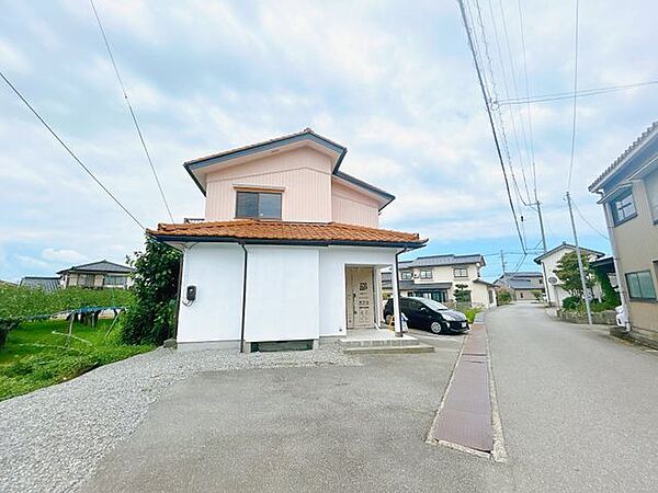 駐車は普通車2台、軽自動車1台が停まります