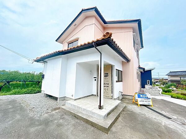 玄関扉交換、タイルの張替、照明交換を実施予定。外壁は塗装しました。