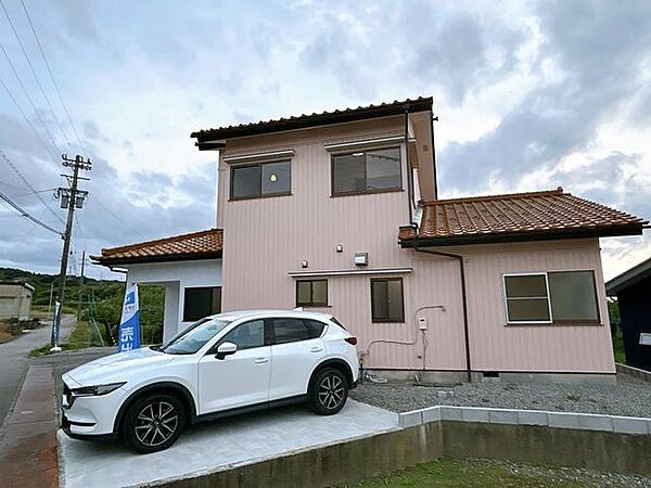 【リフォーム済】写真右手の草が生えている部分を駐車場へ土間打ちで拡張していきます。外壁塗装、玄関交換しました。