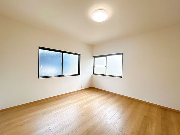 【リフォーム中】床フローリング新規張替、照明交換、壁天井クロス張替、照明スイッチ交換、建具交換を実施予定