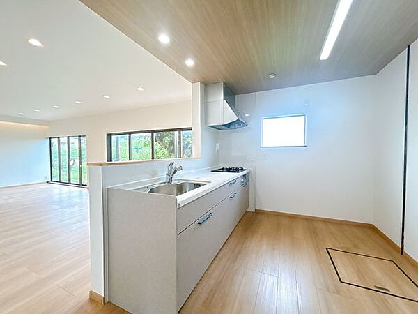 【リフォーム中】新品システムキッチンに交換しています。折り下げ天井は木目調の天井クロスを使用しております。