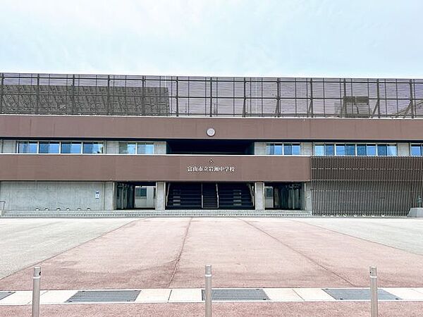 岩瀬中学校です。現地から300ｍです。