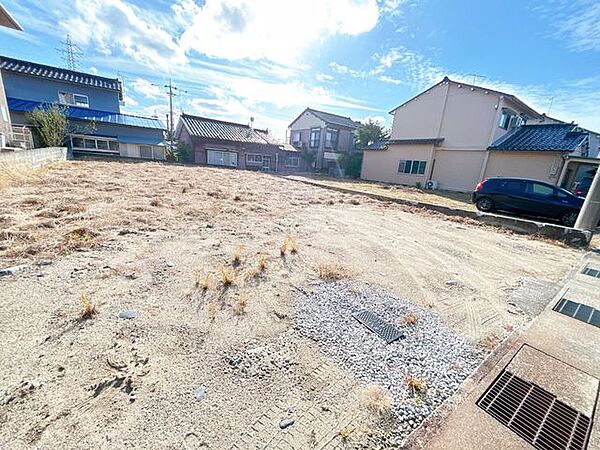 現地正面向かって左側からのアングルです。