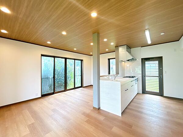 【リフォーム中】リビング別角度。壁・天井クロス張替え、フローリング上張り、建具交換、キッチン交換、照明交換を行いました。