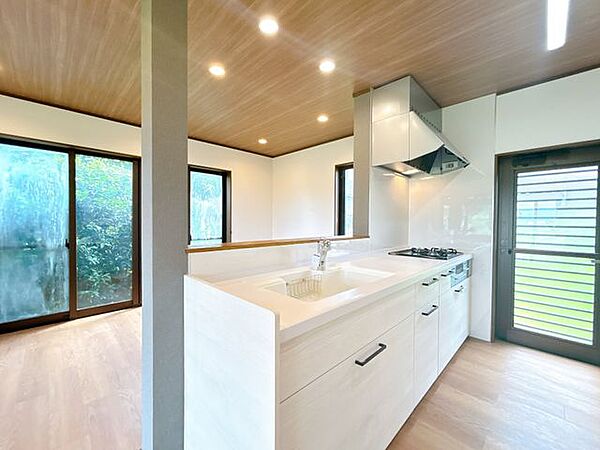 【リフォーム中】リビング別角度。壁・天井クロス張替え、フローリング上張り、建具交換、キッチン交換、照明交換を行いました。