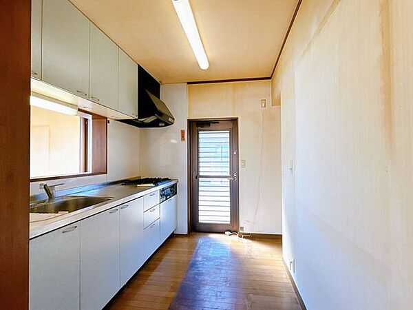 【リフォーム前】リビング別角度。壁・天井クロス張替え、フローリング上張り、建具交換、キッチン交換、照明交換を行います。