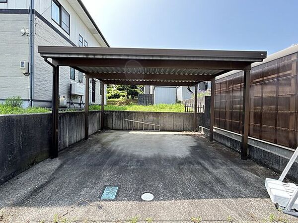 【リフォーム前】カーポート2台分付き。普通車並列2台駐車可能です。