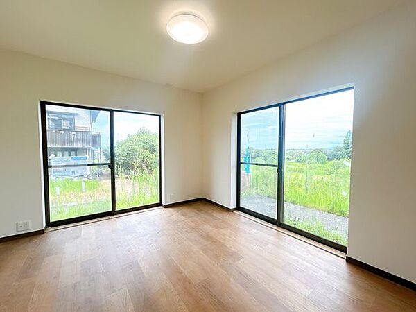 【リフォーム中】1階和室6帖は洋室に変更しました。。壁・天井クロス張替え、フローリング仕上げ、建具交換、クローゼット新設、照明交換を行いました。